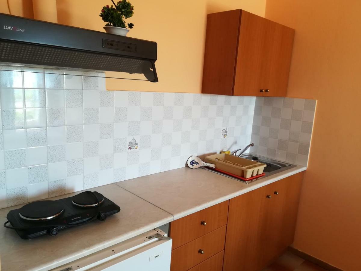 Eleftheria'S Apartments Eratini Exterior photo