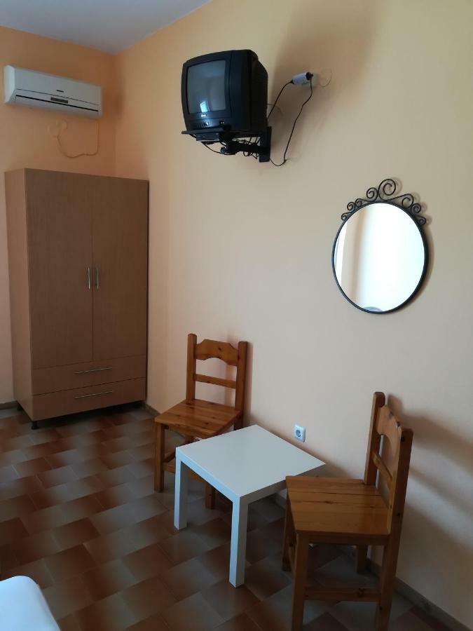 Eleftheria'S Apartments Eratini Exterior photo